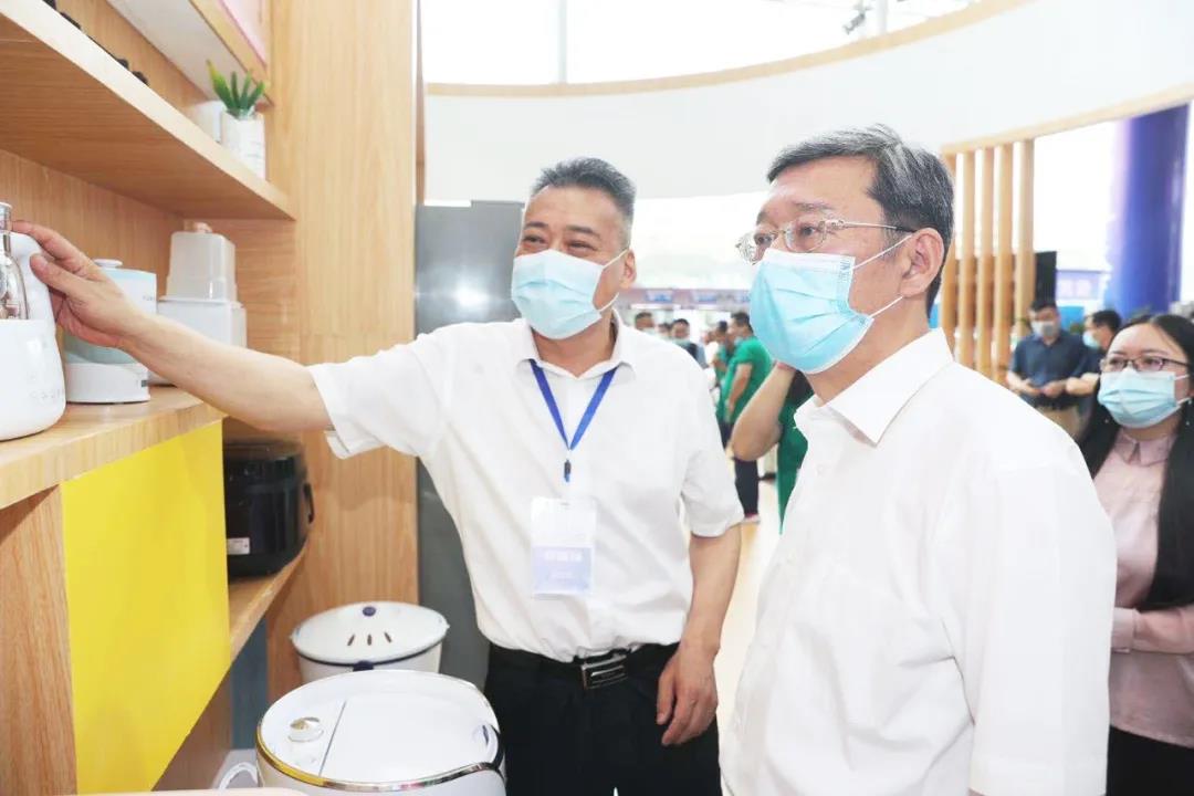 孫斌副市長關心小鴨發(fā)展，專程蒞臨小鴨展廳指導工作！